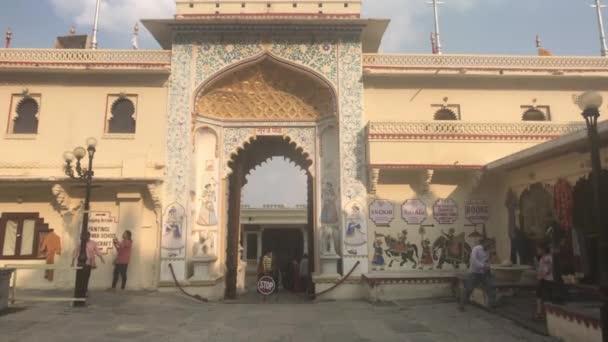 Udaipur, Índia - 13 de novembro de 2019: Os turistas do Palácio da Cidade vão na estrada parte 8 — Vídeo de Stock