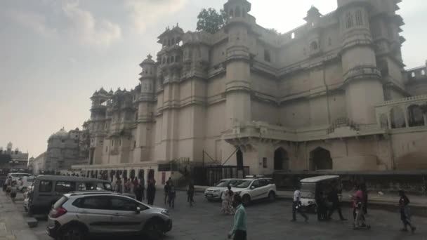 Udaipur, India - 13 de noviembre de 2019: Los turistas del Palacio de la Ciudad se dirigen a la entrada del palacio parte 6 — Vídeo de stock