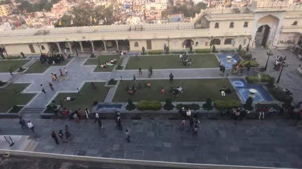 Udaipur, Indien - 13. November 2019: Stadtpalast-Touristen erkunden die Sehenswürdigkeiten Teil 8 — Stockvideo