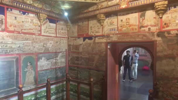 Удайпур, Індія - 13 листопада 2019: туристи міського палацу переїжджають між кімнатами всередині палацу 9. — стокове відео