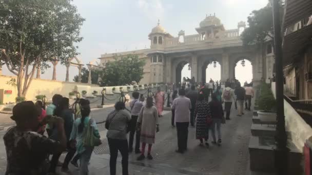 Udaipur, India - 13 novembre 2019: I turisti del City Palace vanno sulla strada parte 2 — Video Stock