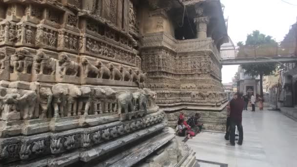 Udaipur, Ινδία - 13 Νοεμβρίου 2019: Οι τουρίστες του Ναού Jagdish συμμετέχουν στο τμήμα 16 της υπηρεσίας — Αρχείο Βίντεο