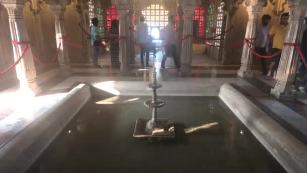 Udaipur, India - 13 noiembrie 2019: Turiștii Palatului Orașului se deplasează între camerele din interiorul palatului partea 8 — Videoclip de stoc