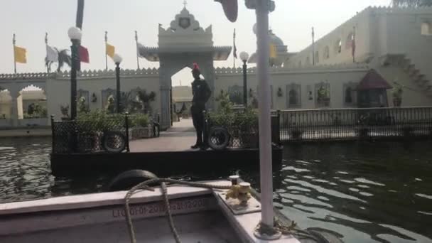 Udaipur, Índia - 12 de novembro de 2019: Os turistas do Lago Pichola à beira-mar estão esperando o barco parte 2 — Vídeo de Stock