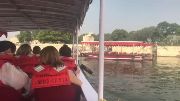 Удайпур, Индия - 12 ноября 2019 года: Туристы озера Пичола плывут на лодке по пятой части — стоковое видео
