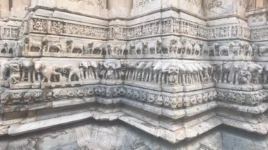 Udaipur, Hindistan - antik bir tapınağın 6. bölümünün duvarlarında güzel taş desenleri