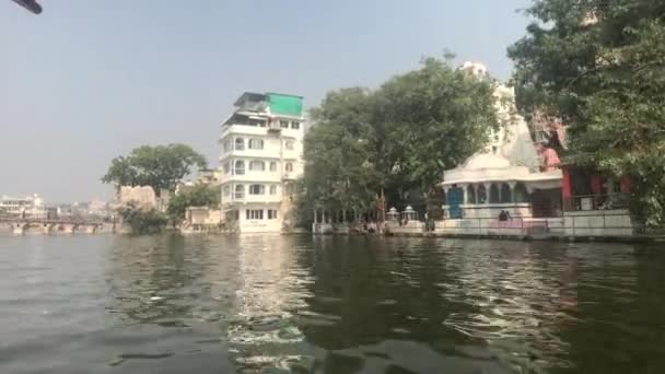 Udaipur, Índia - Caminhe no lago Pichola em um pequeno barco parte 6 — Vídeo de Stock