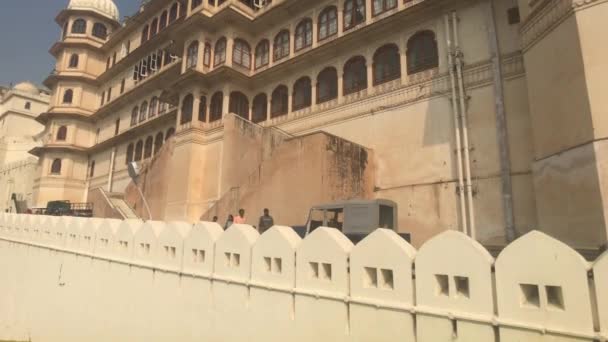 Udaipur, Índia - 13 de novembro de 2019: Os turistas do Palácio da Cidade vão na estrada parte 12 — Vídeo de Stock