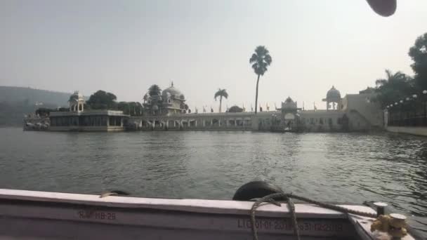 Udaipur, Indie - Procházka po jezeře Pichola na malé lodi část 11 — Stock video