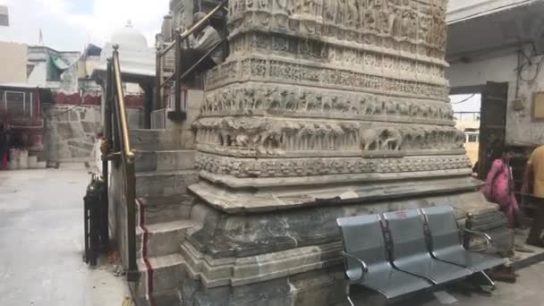 Udaipur, Índia - 13 de novembro de 2019: turistas do Templo Jagdish no fundo de um belo templo parte 4 — Vídeo de Stock