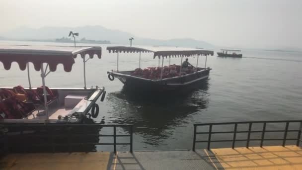 Udaipur, Indie - Listopad 12, 2019: Jezero Pichola turisté se plaví na lodi část 12 — Stock video