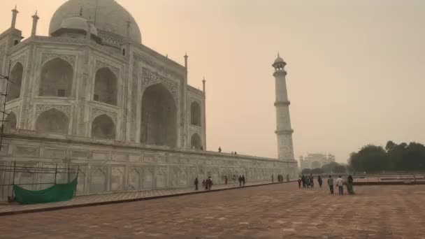 Agra, Indien, 10. November 2019, taj mahal, Touristen gehen entlang der Basis der Moschee — Stockvideo