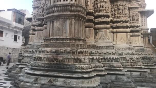 Udaipur, India - hermosos patrones de piedra en las paredes de un antiguo templo parte 8 — Vídeos de Stock
