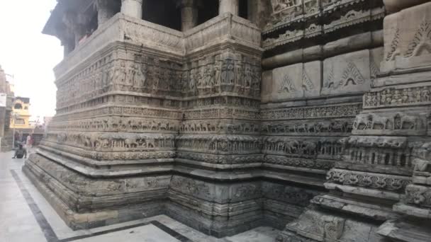 Udaipur, India - hermosos patrones de piedra en las paredes de un antiguo templo parte 7 — Vídeos de Stock