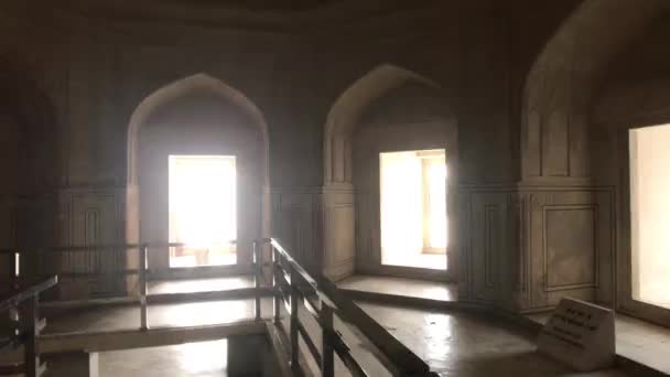 Agra, Indien, 10 november 2019, Taj Mahal, fönsteröppningar inne i moskén — Stockvideo