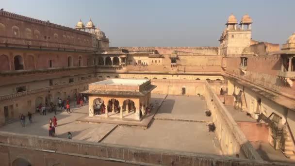 Jaipur, Índia, 05 de novembro de 2019, Amer Fort pátio com pequena sala com colunas — Vídeo de Stock