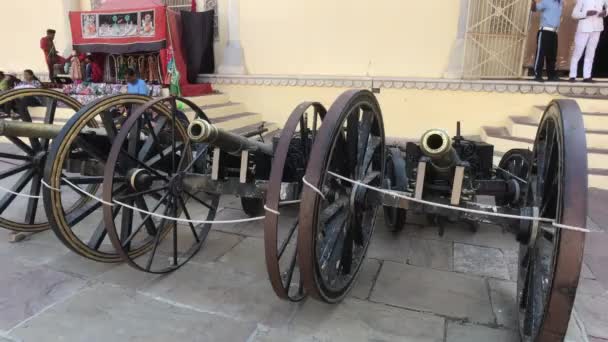 Jaipur, India - 04 november 2019: City Palace toeristen bekijken een oud kanon deel 2 — Stockvideo