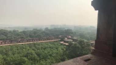Agra, Hindistan, 10 Kasım 2019, Agra Kalesi, kırmızı kalenin penceresinden orman manzarası