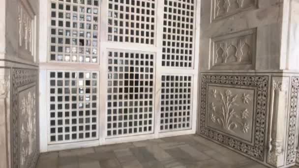 Agra, Hindistan, 10 Kasım 2019, Taj Mahal, caminin girişindeki duvarda resim. — Stok video