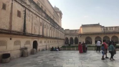 Jaipur, Hindistan, Kasım 05, 2019, Amer Kalesi güneşli hava turistleri gölgeye çekiyor