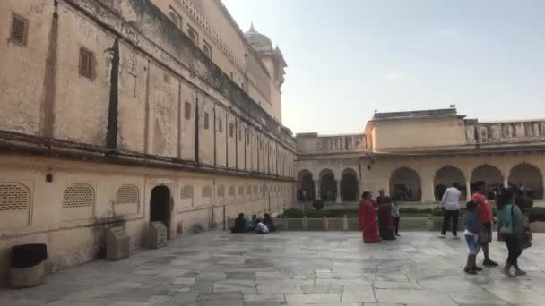 Jaipur, Indie, 5. listopadu 2019, Amer Fort slunečné počasí žene turisty do stínu — Stock video