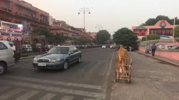 Джайпур, Индия - 03 ноября 2019 года: мотоциклетное движение вдоль дороги с туристами часть 13 — стоковое видео