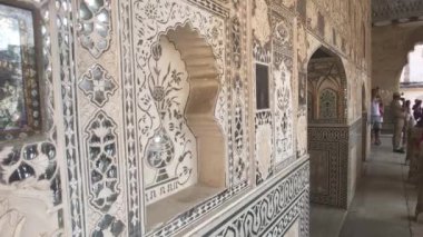 Jaipur, Hindistan, Kasım 05, 2019, Amer Kalesi turistleri duvarları kalıplarla görüyor