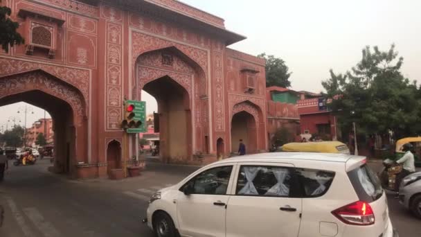 Джайпур, Индия - 03 ноября 2019 года: транспорт проходит через городские ворота — стоковое видео