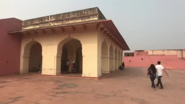 Jaipur, Indie - 03 listopada 2019: Turyści fortu Jaigarh spacerują po ścianach starej twierdzy na szczycie górskiej części 6 — Wideo stockowe