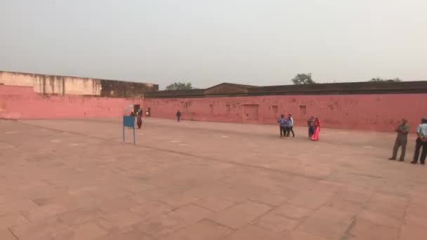 Джайпур, Индия - 03 ноября 2019 года: Джайгарх Форт туристы ходят вдоль стен старой крепости на вершине горы часть 7 — стоковое видео
