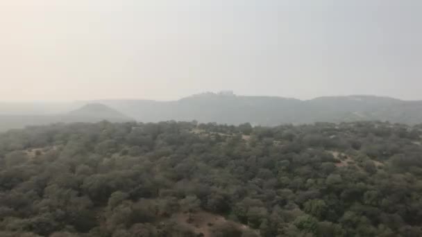 Джайпур, Индия - древние стены форта и вид на горы с высоты части 7 — стоковое видео
