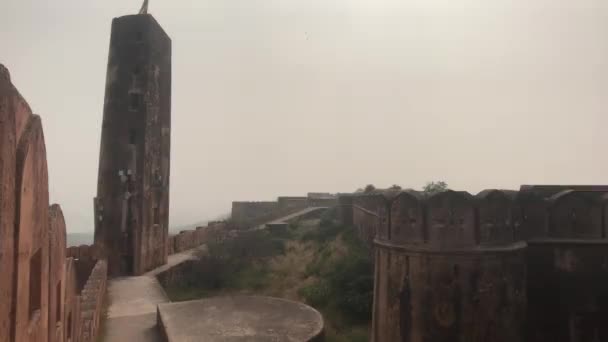 Jaipur, Indie - stara wieża zegarowa na ścianie — Wideo stockowe