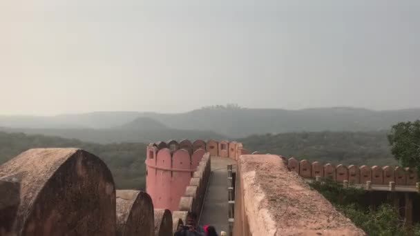 Jaipur, Indien - vy över välbevarade väggar och byggnader i den gamla fästningen del 18 — Stockvideo
