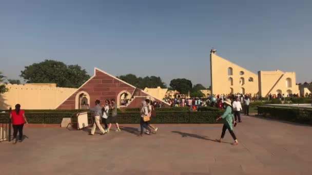 Jaipur, Indie - 04 listopada 2019: Turyści Jantar Mantar spacerują po terytorium historycznych budowli część 16 — Wideo stockowe