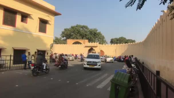 Jaipur, Indie - 4. listopadu 2019: Jantar Mantar turistická ulice podél velké zdi s dopravou — Stock video