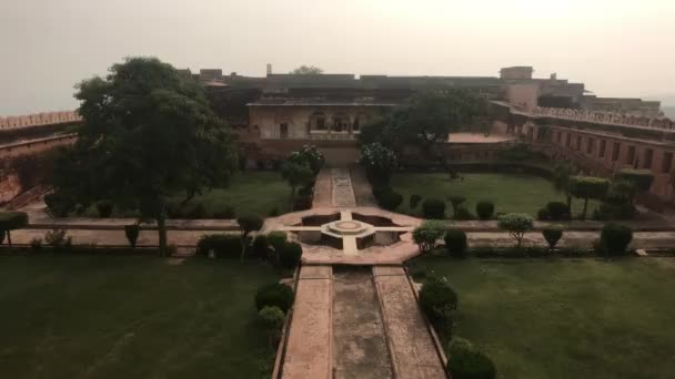 Джайпур (Індія) - великий зелений двір усередині фортеці 2. — стокове відео