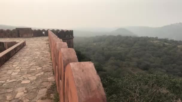 Jaipur, indien - alte Mauern der Festung und Blick auf die Berge aus einer Höhe Teil 8 — Stockvideo