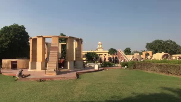 Jaipur, Hindistan - 4 Kasım 2019: Jantar Mantar turistleri tarihi yapıların 12. — Stok video