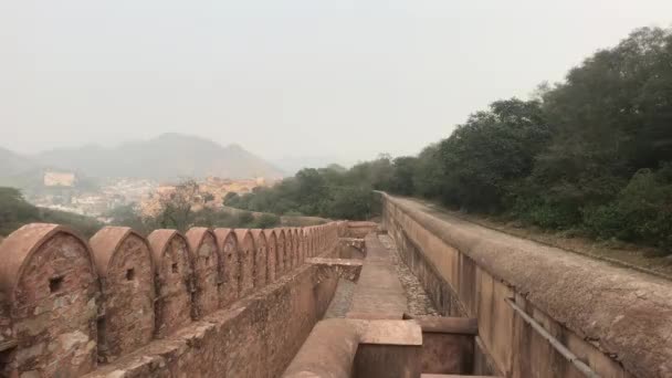 Jaipur, Indien - lång befäst mur i den gamla fästningen del 9 — Stockvideo