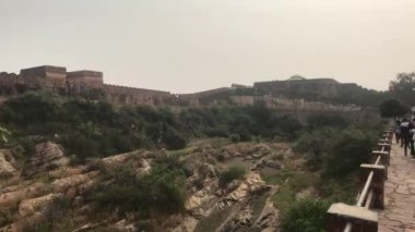 Jaipur, Hindistan - 3 Kasım 2019: Jaigarh Fort turistleri duvarların yüksekliğinden aşağıya bakıyorlar