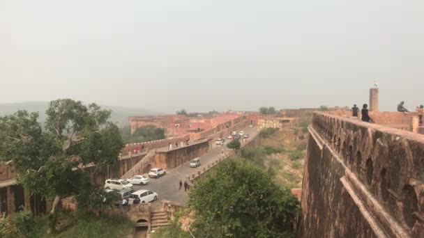 Jaipur, India - 2019. november 03.: Jaigarh Fort turisták sétálnak a távolban az erőd falán 2. rész — Stock videók