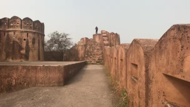 Jaipur, Indien - November 03, 2019: Jaigarh Fort turister går i fjärran på fästningen väggen del 4 — Stockvideo