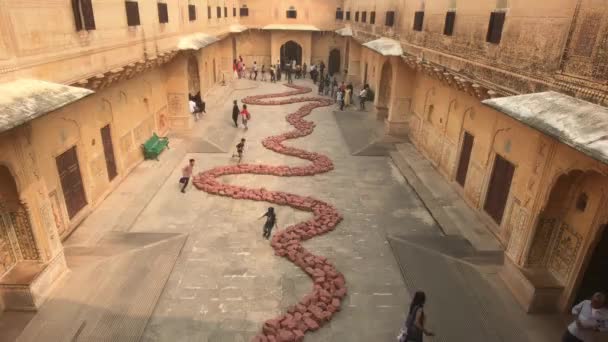 ジャイプール,インド- 2019年11月5日:ナハルグ砦の観光客グループが中庭を歩くその2 — ストック動画