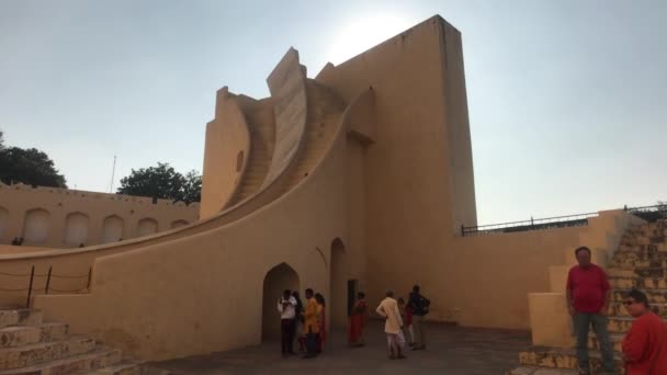 2019年11月4日，印度斋浦尔：Jantar Mantar游客在历史建筑第6部分的周围漫步 — 图库视频影像