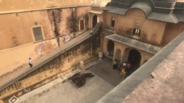 Джайпур, Индия - 05 ноября 2019 года: Нахаргарх Форт Одинокий турист поднимается по лестнице — стоковое видео
