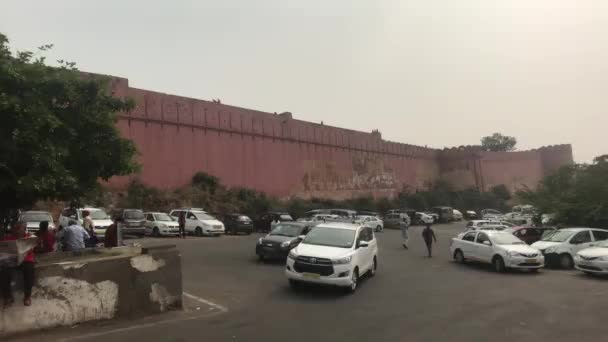Jaipur, Inde - 03 novembre 2019 : Les touristes du fort de Jaigarh vont au loin dans le contexte des bâtiments de la forteresse partie 2 — Video