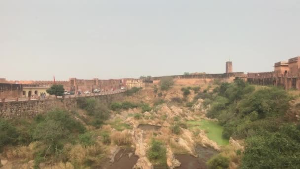 Jaipur, India - uitzicht op de goed bewaarde muren en gebouwen van het oude fort deel 16 — Stockvideo