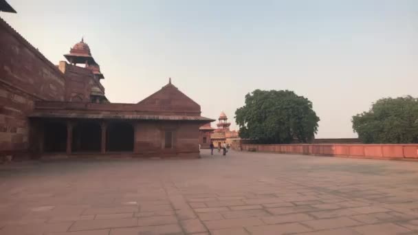 Fatehpur Sikri, Indien - 15 november 2019: Övergivna stadsturister inspekterar resterna av antiken del 4 — Stockvideo