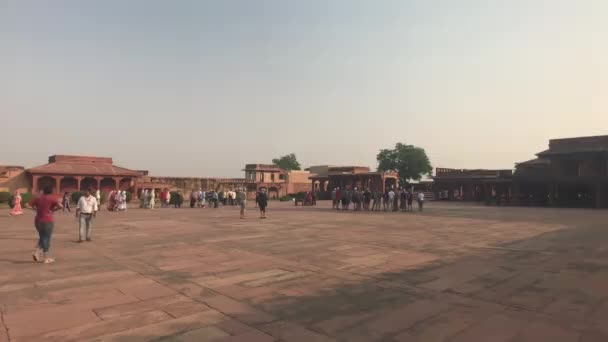 Fatehpur Sikri, India - 15 november 2019: Verlaten stadstoeristen lopen door de straten deel 4 — Stockvideo