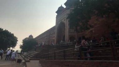 Fatehpur Sikri, Hindistan - 15 Kasım 2019: Terk edilmiş şehir turistleri antik 14. bölümün kalıntılarını inceliyor